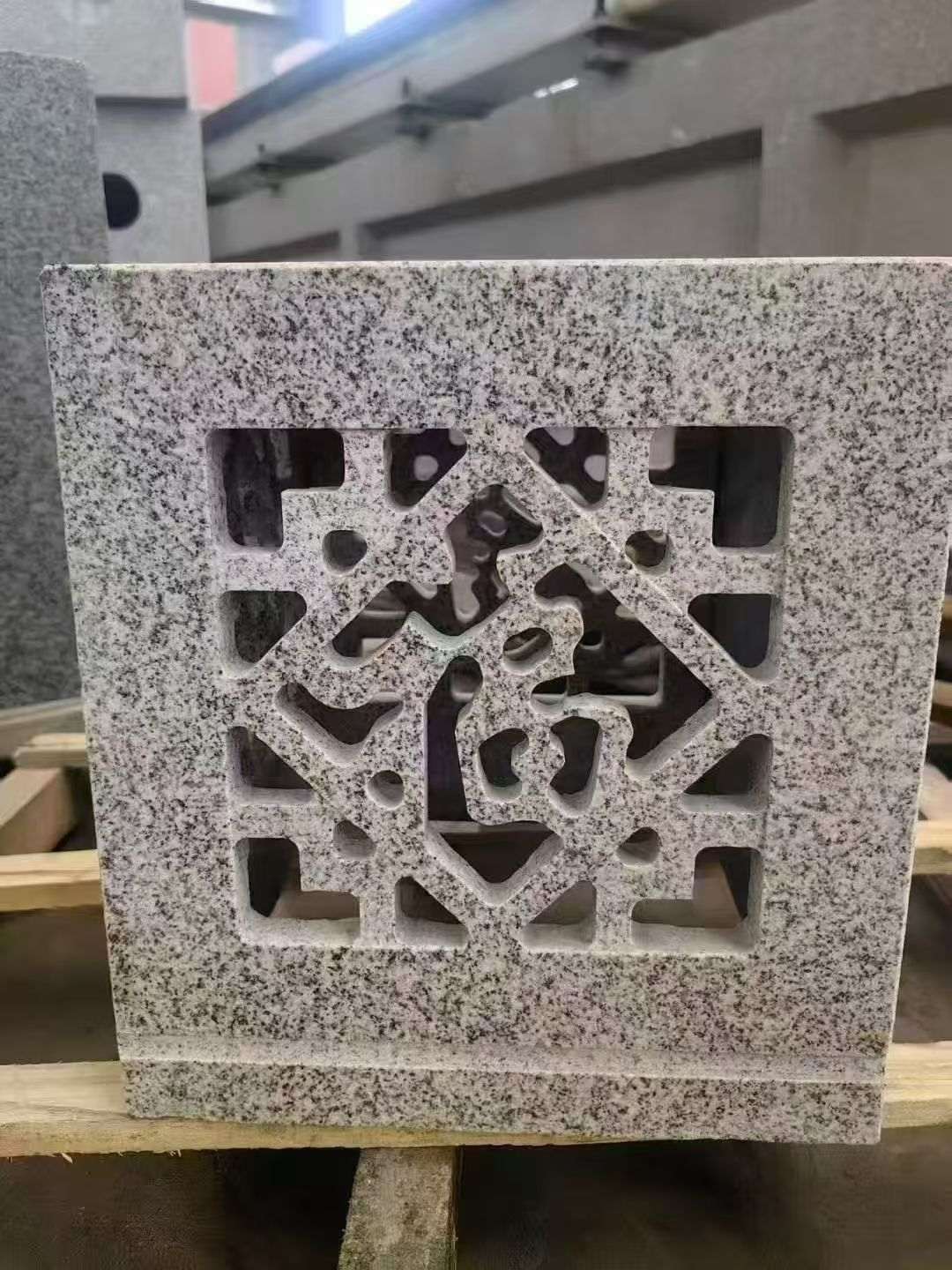 邢台 芝麻白花岗岩镂空雕花灯笼