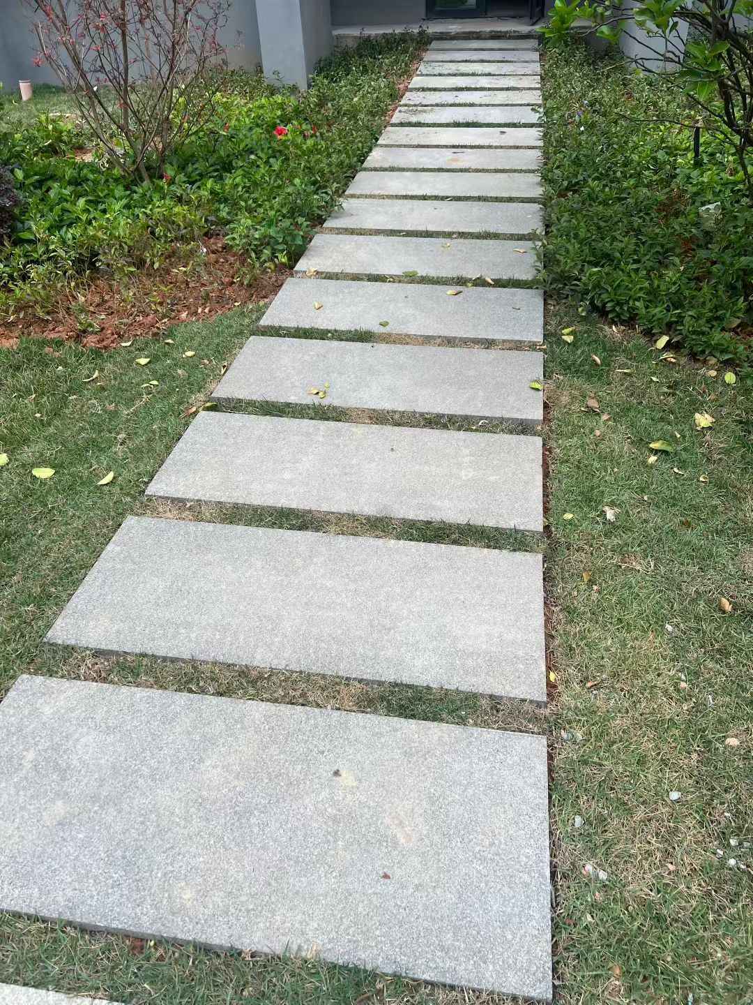 邢台 芝麻黑小区踏步、汀步石铺装效果